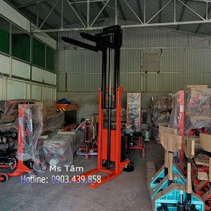 xe nâng tay đi bộ lái