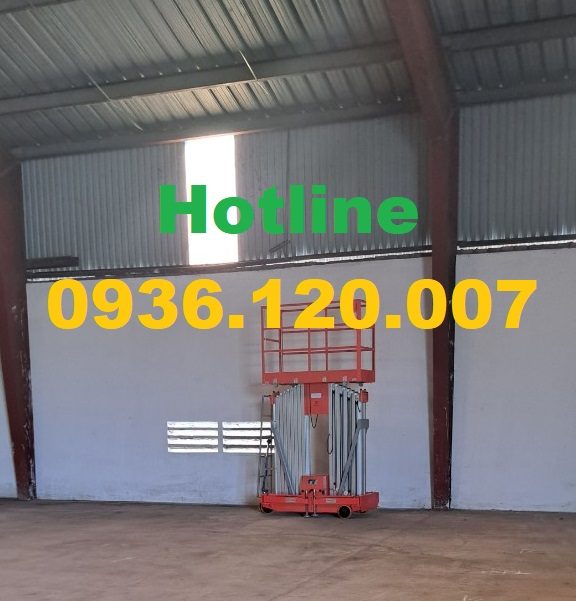 Thang đôi nâng người lên cao 10m trạng thái chờ