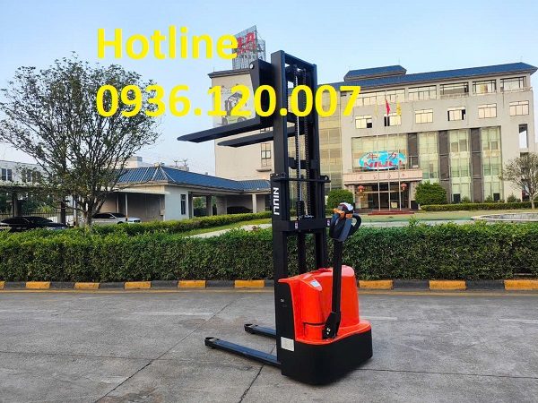 Xe nâng điện đứng lái lên cao 3m Xe nâng điện đứng lái lên cao 3m